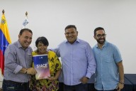 Apoyo total: Alcaldía de Maracaibo entregó licencias económicas a emprendedores