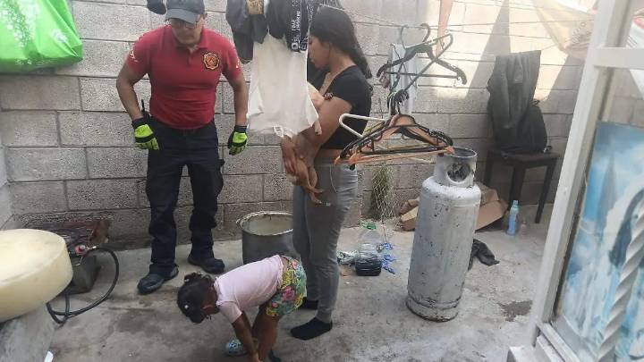 Bomberos de Celaya salvan a gatito atrapado en drenaje