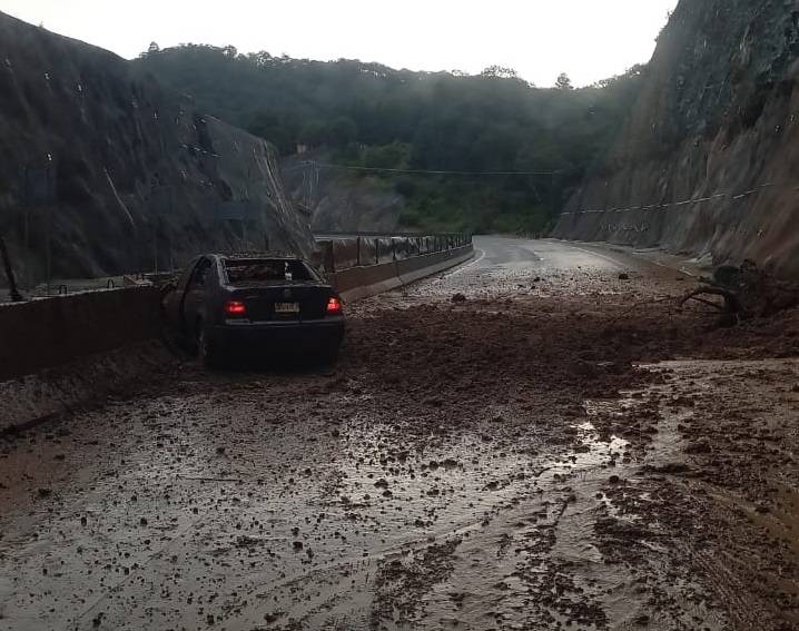 Deslave en el corredor turístico afecta vehículos