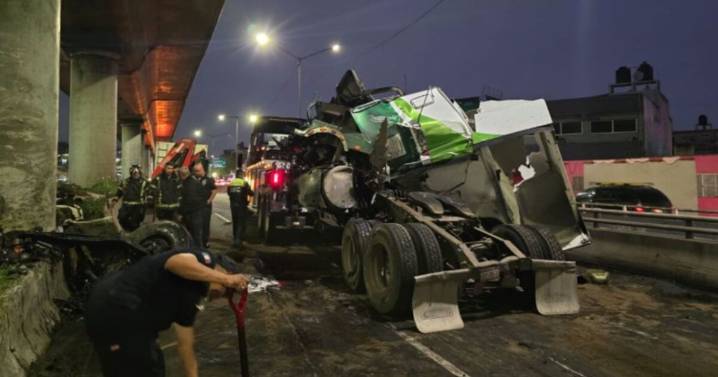 Brutal accidente en Avenida Oceanía: Tráiler impacta contra pilar del Metro CDMX y prensa al chofer