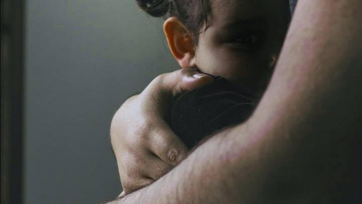 La alerta de una docente salva a tres menores que vivían con su madre en un piso lleno de excrementos