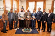 Alcaldes de Lawrence y Tenares firman acuerdo de hermandad