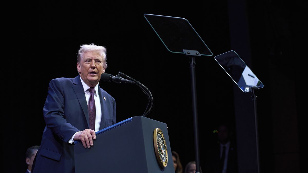 Nota de Trump a Epstein, que el presidente niega haber firmado, es publicada por el Congreso de EEUU