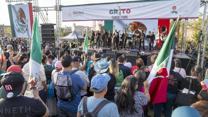 Mexicanos de Nueva York celebran “El Grito”, pero sin hacer ruido