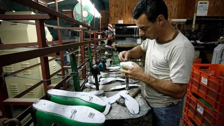 Empleos en caída: PyMEs pierden 15.000 empleos por mes desde Javier Milei