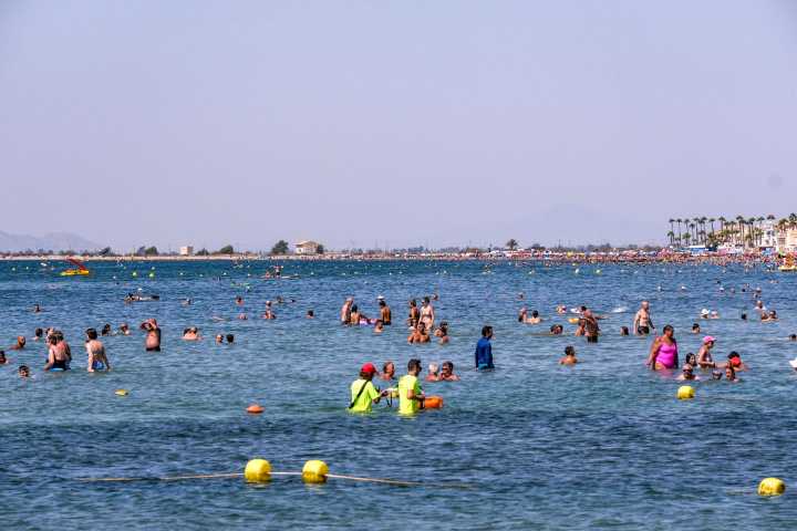 Fallece un hombre de 88 años tras un ahogamiento en la playa de Benidorm