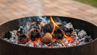 Por qué hay que poner cáscaras de nuez en las brasas del asado y cuáles son sus beneficios