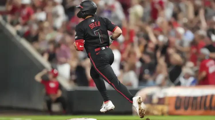 Rojos de Cincinnati mantienen viva esperanza de playoffs con explosión de jonrones