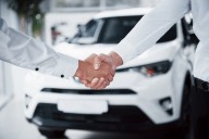 Minorista de automóviles de Estados Unidos se declara en quiebra: cierra 65 puntos de venta en tres estados y deja a los empleados en incertidumbre