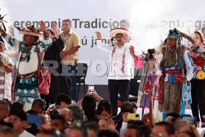 Entregan indígenas bastones de mando a nuevos Ministros