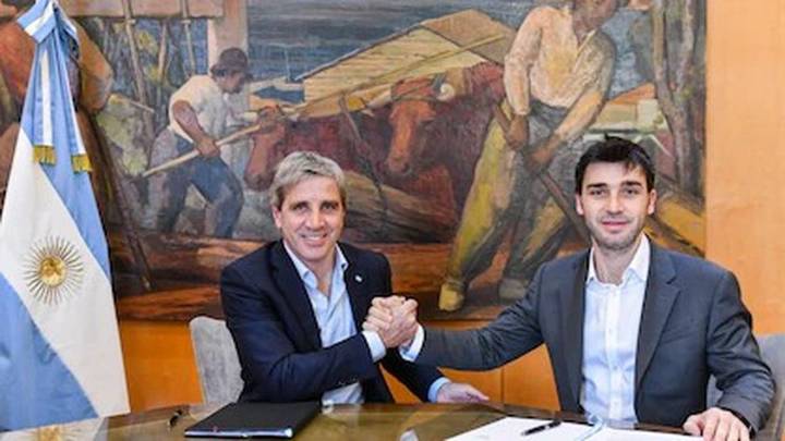 Luis Caputo firmó convenios con Chubut y Tucumán para extinguir deudas y transferir obras y viviendas