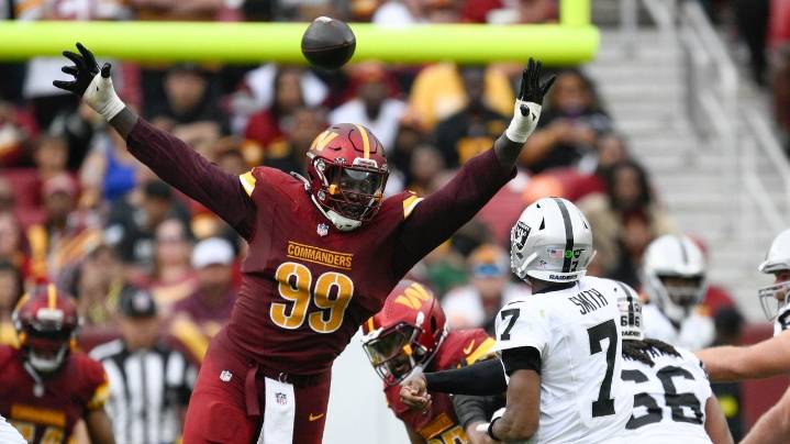 Raiders' offensive line woes leave Geno Smith under siege, Ashton Jeanty stifled