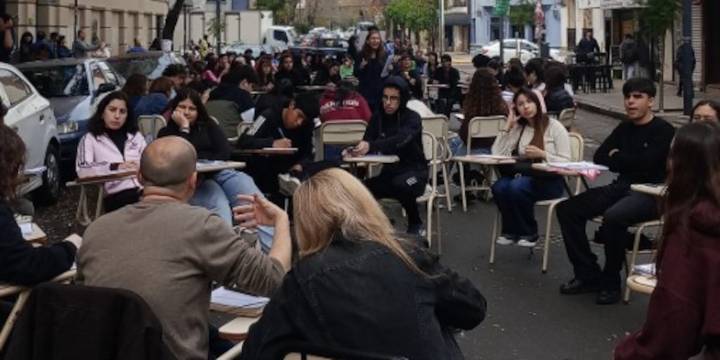 Docentes de la UBA realizaron clases públicas antes de la marcha contra el veto a la ley de financiamiento universitario