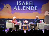 Isabel Allende en el Teatro Cervantes: "Con una familia como la mía no tengo que inventar nada”