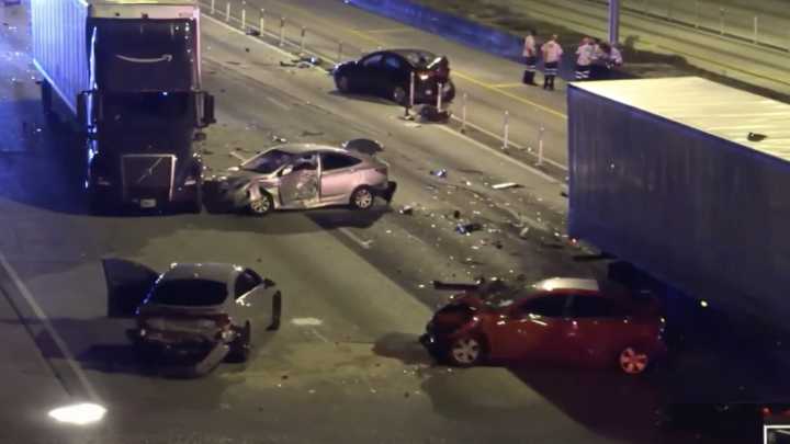 Aparatoso accidente en la I-95 de Miami-Dade involucra a un camión y 18 vehículos