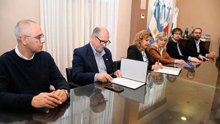La intendente firmó convenio con el Colegio de Arquitectos para agilizar trámites…