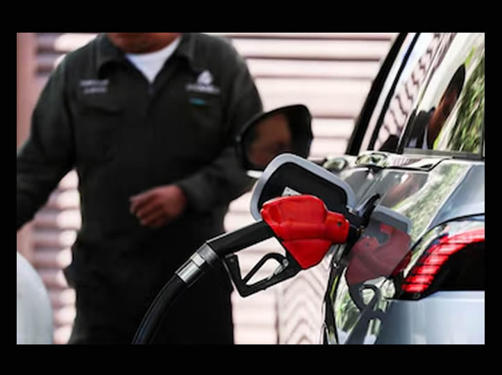 Sheinbaum y empresarios acuerdan mantener el precio de la gasolina en 24 pesos