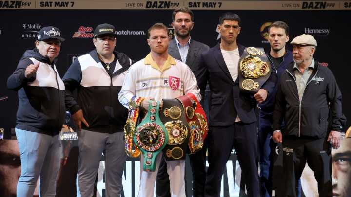 Who is Canelo Alvarez's trainer and corner team?