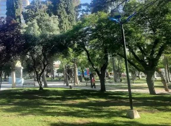 Indemnizarán a una mujer que se lesionó tras caer en una plaza
