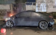 Exnovio resentido incendia auto de exsuegros y deja mensaje amenazante
