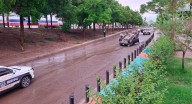 Exceso de velocidad y lluvias provocan volcadura en el centro de Hermosillo