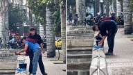 Video: Hombre lavó pechugas de pollo en canal de aguas en el centro de Bogotá