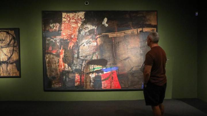 Antoni Clavé sale del olvido 20 años después de su muerte con una exposición en Barcelona