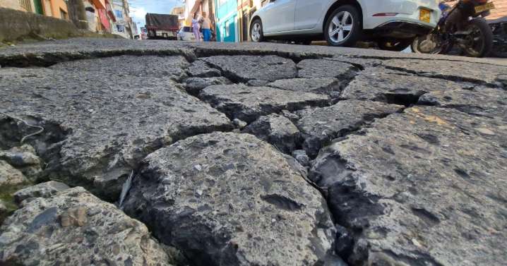 Deterioro en este barrio de Manizales: vecinos exigen reparación urgente de la calzada vehicular