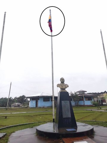 Sobre el busto de don Miguel Grau colombianos izan su bandera en la comunidad de Tres Fronteras