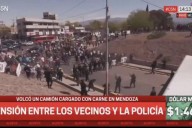 Violencia, hambre y desesperación: cayó un camión con carne y la policía reprimió a los vecinos que fueron a pedir alimento
