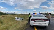 Sale del camino y vuelca en la carretera Delicias