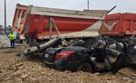 Tráiler se vuelca y aplasta auto en Puente Piedra: una persona estaría atrapada y reportan intenso tráfico