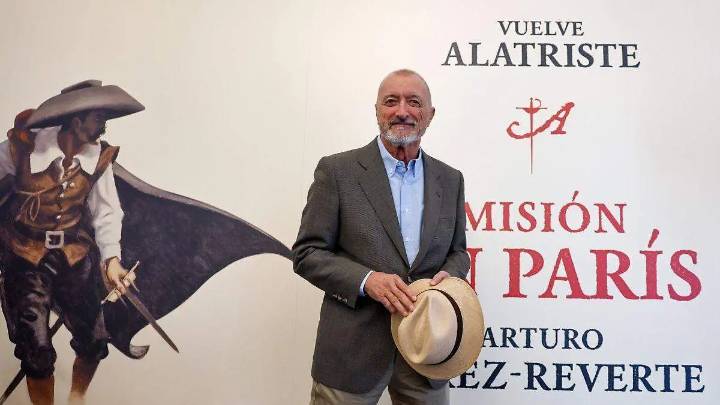 Regresa el capitán Alatriste: Arturo Pérez-Reverte presenta “Misión en París”