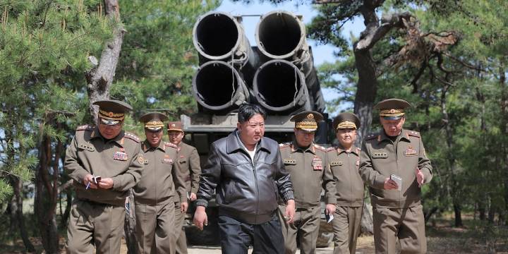 Kim Jong-un anunció una política para desarrollar las fuerzas nucleares y modernizar el armamento convencional de Corea del Norte