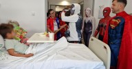 El aula hospitalaria del Clínico San Cecilio comienza el curso con la visita de superhéroes