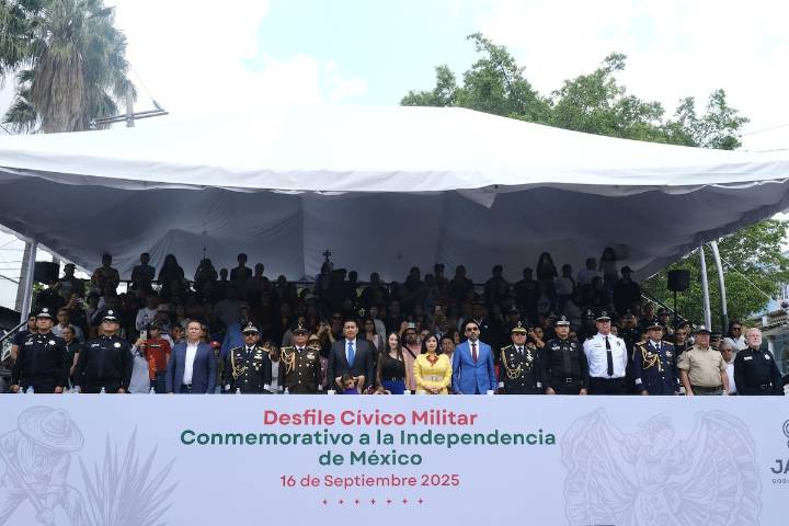 Guadalajara celebra el 215 aniversario de la Independencia con desfile cívico
