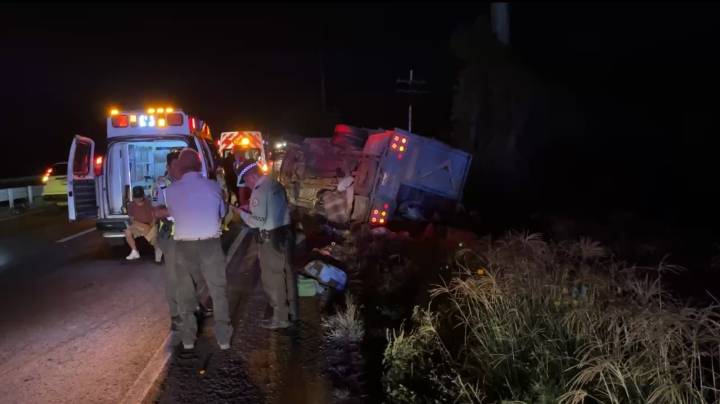 Doce jornaleros lesionados deja volcadura de una camioneta de redilas en la 45 Sur