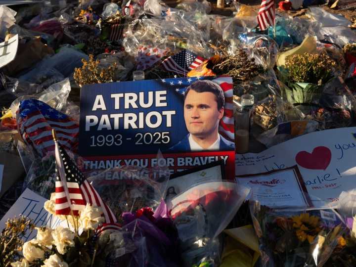 Funeral de Charlie Kirk: una multitud, música cristiana, seguridad extrema y Trump como orador