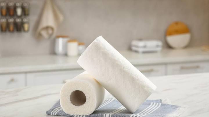 Con tubos de cartón de papel de cocina y algunos sorbetes: creá este hermoso florero para ponerle onda a tu Living