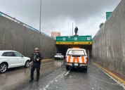 Realizan cierres viales por lluvia