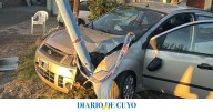 Borracho, perdió el control del auto, se fue a la banquina y atropelló a un peatón: terminó el raid contra un pilar