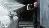 Atención: Estos son los riesgos para la salud y el medio ambiente de lavar tu coche en los lavaderos