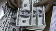 El dólar retrocedió $85, bajó el riesgo país y subieron las acciones La moneda estadounidense cerró a $1.430 en el Banco Nación. Y en el segmento mayorista, se alejó del techo de la banda de flotación