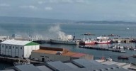 Arde un buque en el puerto de Ribeira (A Coruña)