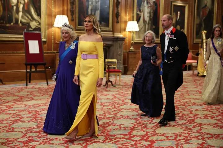 Melania Trump luce vestido de Carolina Herrera para visitar a reyes de Inglaterra
