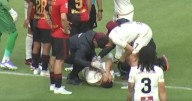 Anderson Santamaría sufrió dura lesión y no pudo contener las lágrimas: jugador se fue en camilla