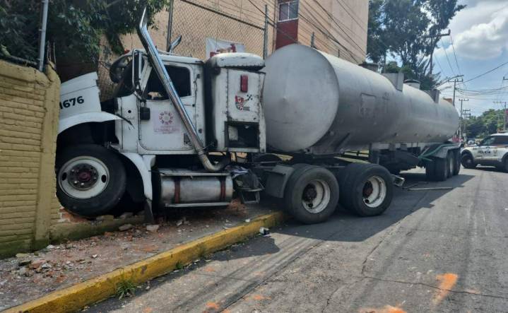 Pipa se queda sin frenos y se impacta contra vivienda en Iztapalapa; no se reportan personas heridas de gravedad