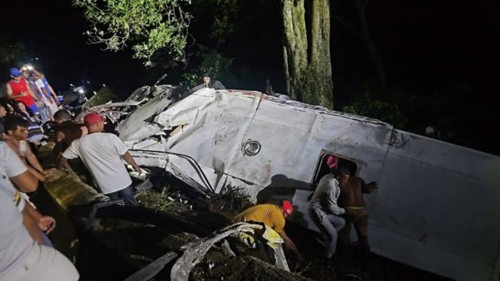 Trágico accidente en Aragua: un muerto y 35 heridos al caer un bus por un barranco en la carretera de Choroní
