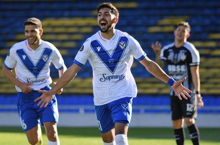 El héroe menos pensado. Vélez sufrió con Central Córdoba, pero dos cabezazos lo consagraron en la Supercopa Argentina