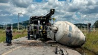 Accidente de camión hormigonera bloquea carretera de Atlangatepec por más de cinco horas